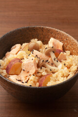 鮭とサツマイモときのこの炊き込みご飯