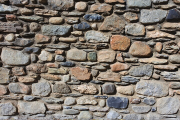 Muro de piedra de edificio pirenaico