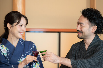 旅館で乾杯するそこはことない雰囲気を醸し出す男女シリーズ 2 乾杯...