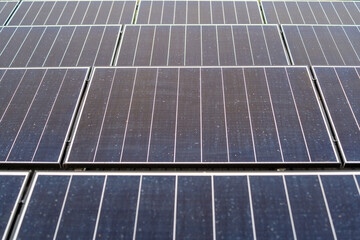 panele słoneczne na dachu płaskim, lekko brudne panele słoneczne, pv panel w technologii gontowej - obrazy, fototapety, plakaty