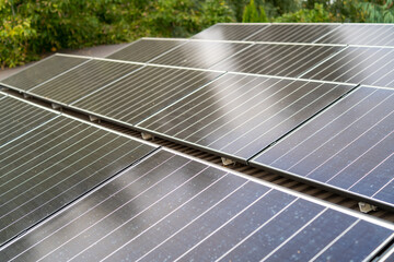 panele słoneczne na dachu płaskim, lekko brudne panele słoneczne, pv panel w technologii gontowej