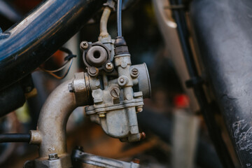 Clean the carburetor with dirt on the motorcycle engine.