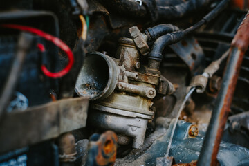 Clean the carburetor with dirt on the motorcycle engine.