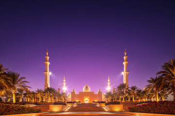 Fototapeta na wymiar Sheikh Zayed Grand Mosque at sunset Abu-Dhabi, UAE