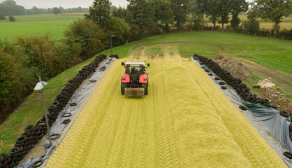 Traktor auf einer Maissilage während der Maisernte © ShDrohnenFly