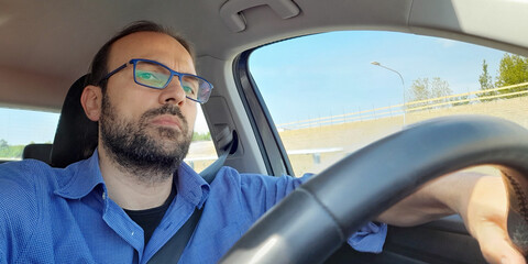 Viaggiare per il mondo in automobile