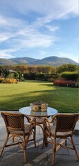 czas na kawę w pięknym ogrodzie , jesień na tarasie i w górach, piękny widok na góry z tarasu wyłożonego kostką betonową