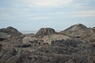 Fototapeta na wymiar vagues déferlant sur les rochers, grandes marées dans le Finistère, rochers dans la mer