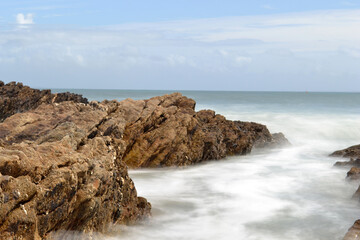 Fototapeta na wymiar vagues déferlant sur les rochers, grandes marées dans le Finistère, rochers dans la mer