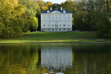 Obraz premium Le château Malou récemment restauré servant pour des réunions ,séminaires , se reflétant dans l'étang du parc à Woluwe-St-Lambert