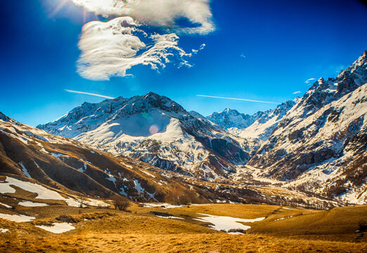 mountain peak snow in Alps nature panorama. Ośnieżona g&oacute;ra w Alpach