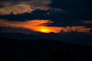 Fototapeta na wymiar Un tramonto infuocato