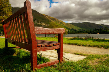 Drewniana ławka, krajobraz górski, dolina w Lake District (Kraina Jezior) obszar w...