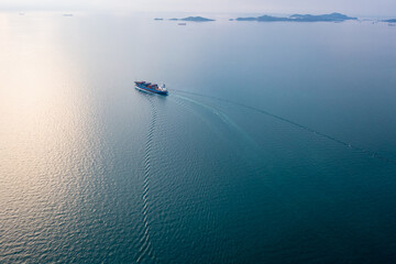 Naklejka premium small containers ship corgo logistic transportation sailing top speed at sea aerial view