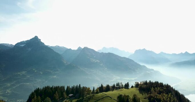 Top of World in der Schweiz, Amden, Aussichtspunkt Chapf, Herbst Drohnen Flug in Richtung  Bergkette M&uuml;rtschenstock und Glarner Alpen die im Nebel verschwinden.
