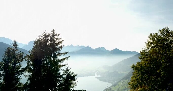 Top of World in der Schweiz, Amden, knapp &uuml;ber den Aussichtspunkt Chapf Herbst Drohnen Flug in Richtung Wesen mit Bergkette die im Nebel verschwindet.