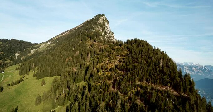 Top of World in der Schweiz, Amden, Drohnenflug seitlich um den Leistchamm mit Blick auf den Walensee, Walenstadt, Gamsberg. 