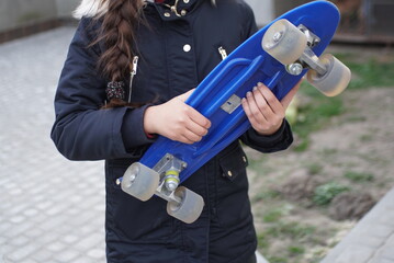 Fototapeta na wymiar young girl holding a skate 