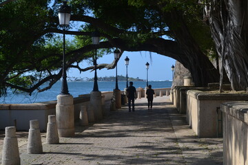 People walking on the Paseo del Moro, San Juan, Puerto Rico - obrazy, fototapety, plakaty