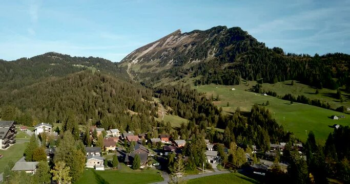 Top of World, Schweiz, Amden, Drohnen Speedramp Lift Up Arvenb&uuml;hl und Leistchamm im Herbst.
