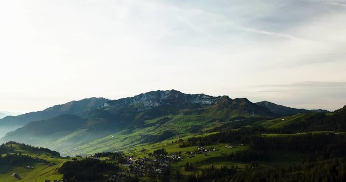 Top of World, Schweiz, Drohnen Speedramp &uuml;ber Leistchamm mit Blick auf Amden und Mattstock.