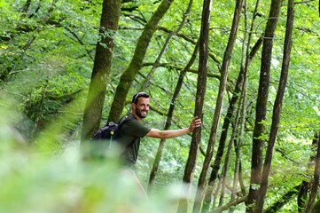 homme dans un bois 