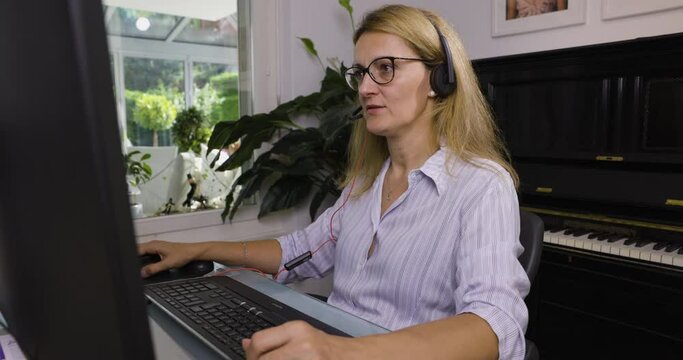 Hilfe und Support nach Blackouts in der Krisenhotline im Homeoffice wegen Covid Massnahmen. Koordination der bev&ouml;lkerungs Hilfe.