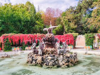 Bella fuente ornamentada de el Cisne en la plaza La Pérgola dentro del parque Campo Grande de...