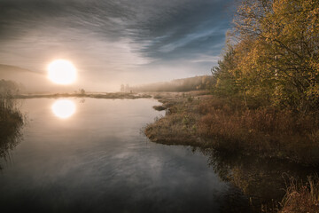 wsch&oacute;d słońca na moczarach