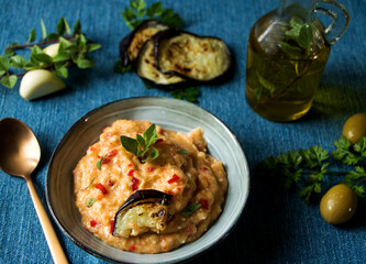 auberginenpüree in einer Schüssel mit olivenöl, oregano und knoblauch