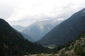 Obraz na płótnie Canvas Montaña en valle