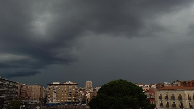 Time Lapse nuvole nere durante principio di temporale su Catania con fulmini 
