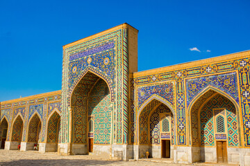 Fototapeta na wymiar Beautiful facade of the Registan mosque building in Uzbekistan tourist city of Samarkand ancient Muslim buildings of the XV-XVII centuries