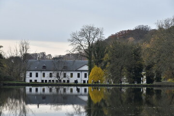 Le prieuré et son reflet dans l'étang du Moulin , l'un des bâtiments de l'abbaye du...