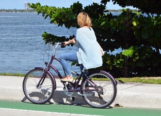 Obraz premium woman riding a bicycle