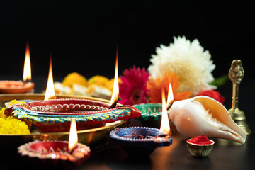 Various Size Big Diya, Small Deep, Clay Dia Lit With Shankh, Rodi, Roli, Kumkum, Flower, Phool Decoration. Theme For Diwali Pooja, Navratri, Dussehra Puja, Happy New Year, Deepawali Or Shubh Deepavali © Rangeecha