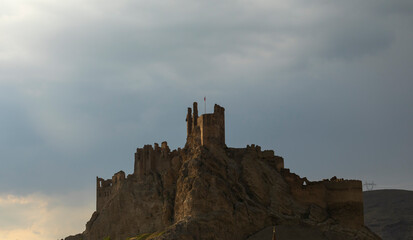 Obraz premium Lake Van, Turkey - 16th July 2020 - on the high plain between Ararat, Iraq and Iran, an amazing display of nature, wildlife and colorful kurdish villages. Here in particular the Hoşap Castle
