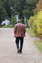 Mann beim Spaziergang im Park.