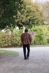 Fototapeta na wymiar Mann beim Spaziergang im Park.