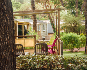 Des bungalows dans un camping. Des chaises longues sur des terrasses de mobil home dans un camping...