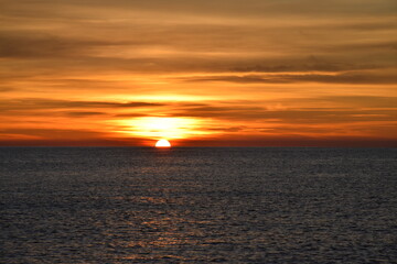 Amaneciendo en el mar Mediterráneo.