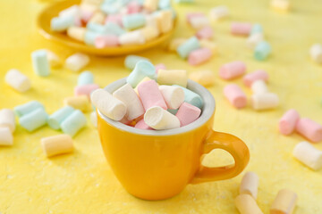 Fototapeta na wymiar Cup with tasty marshmallows on color background, closeup