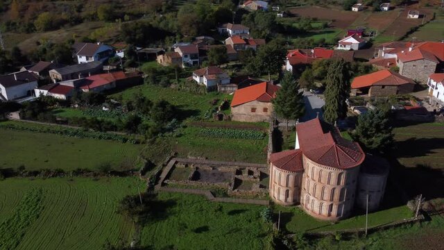 Bragan&ccedil;a, Castro de Avel&atilde;s, vista a&eacute;rea geral da igreja e ruinas das depend&ecirc;ncias monacais do antigo mosteiro beneditino