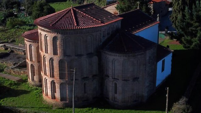 Bragan&ccedil;a, Castro de Avelas, Abside da igreja do antigo mosteiro beneditino, constru&iacute;do em tijolo maci&ccedil;o, de influ&ecirc;ncia mudejar