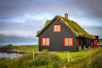 Obraz premium traditional house with grass roof, faroe islands, streymoy, north atlantic, europe
