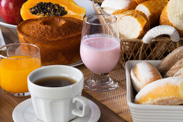Café da manha com frutas bolos, Paes, presunto, queijo, sucos e desnatados. Conceito de hotel e pousada. 