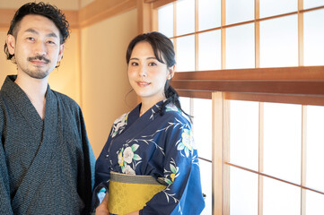 温泉旅館に遊びにきた素敵な日本人の男女のポートレート2 アップ...