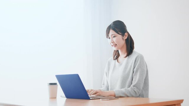 ノートパソコンを使う女性　イメージ	
