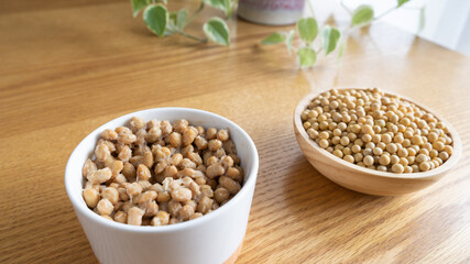 日本の納豆と生大豆。	