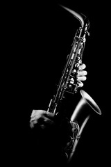 Saxofonist. Saxofonist handen spelen altsax close-up geïsoleerd op black